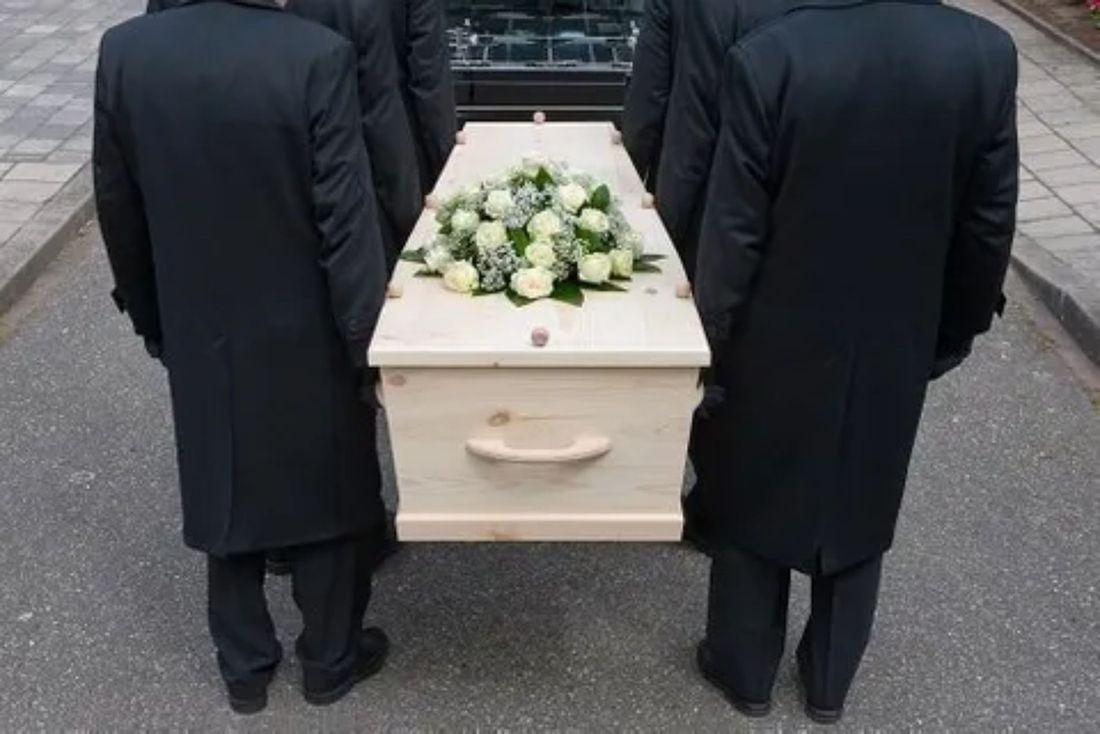 operatori dell'agenzia funebre con bara