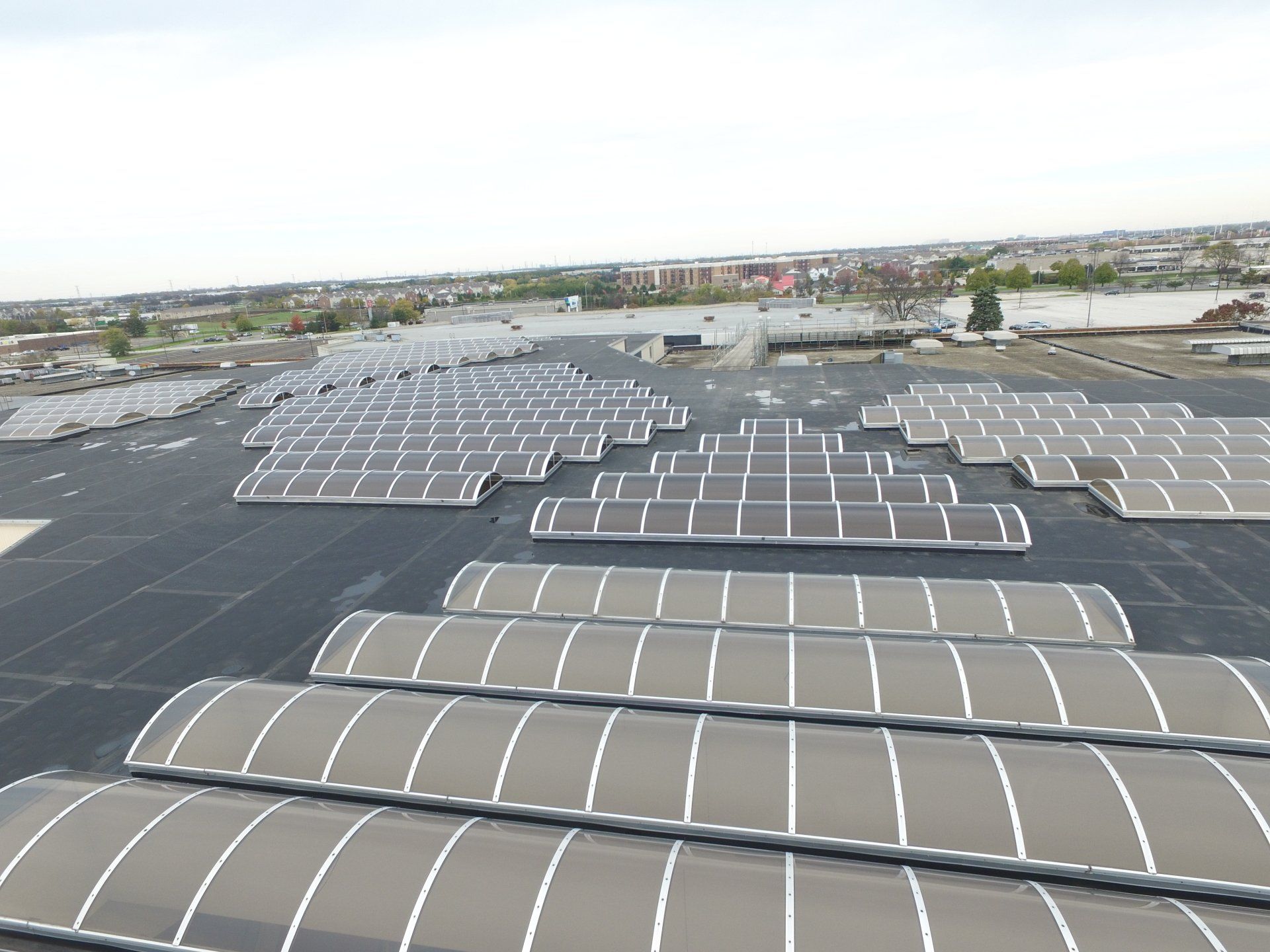 A large building with a lot of solar panels on the roof