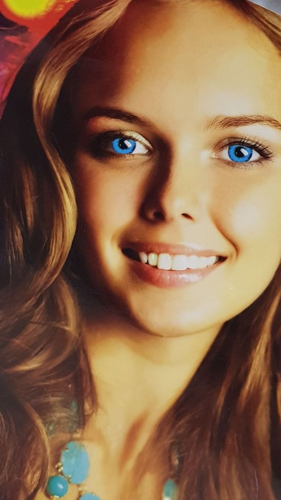 ragazza con lenti a contatto cosmetiche azzurre