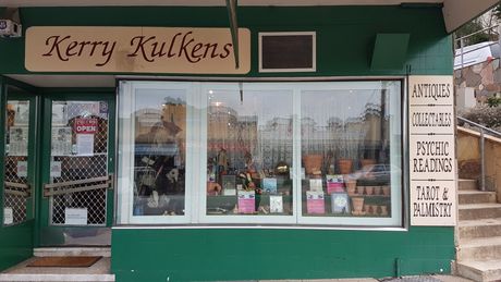 A green store front with a sign that says kerry kulkens
