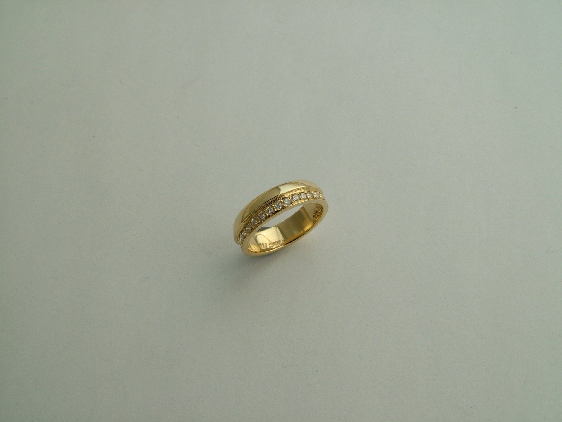 Mason Carter gold diamond wedding ring. 1x row diamonds