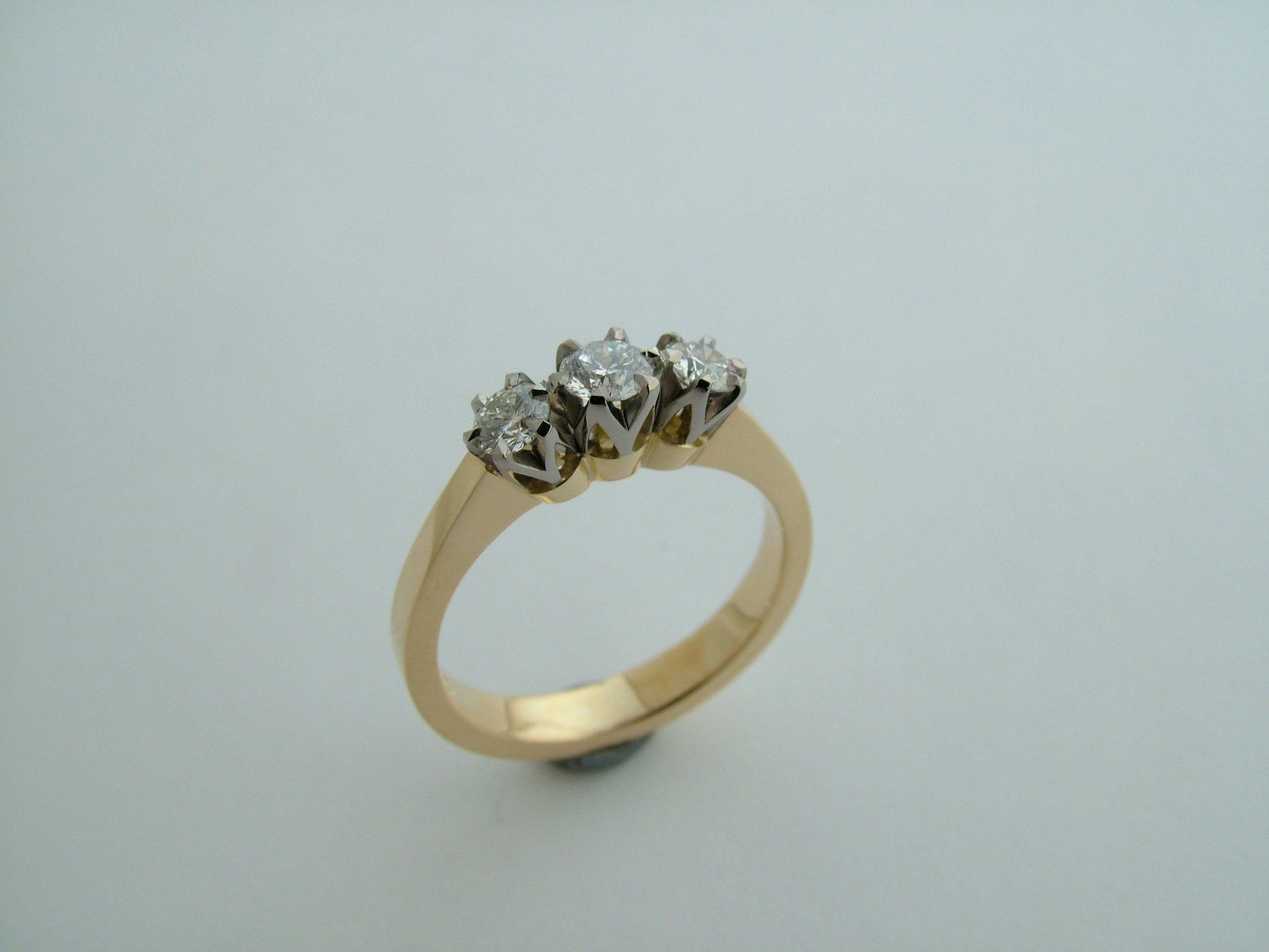18ct Yellow Gold 3 Stone Ring