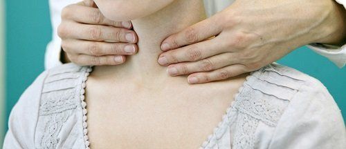Mani che massaggiano un collo