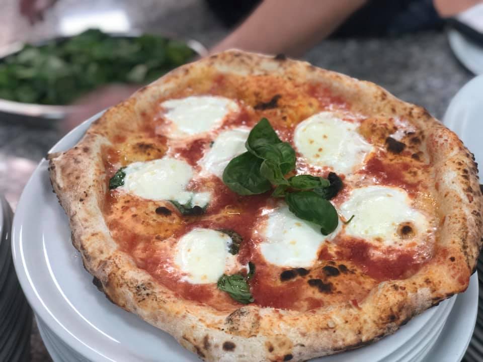 Pizza cotta nel forno a legna