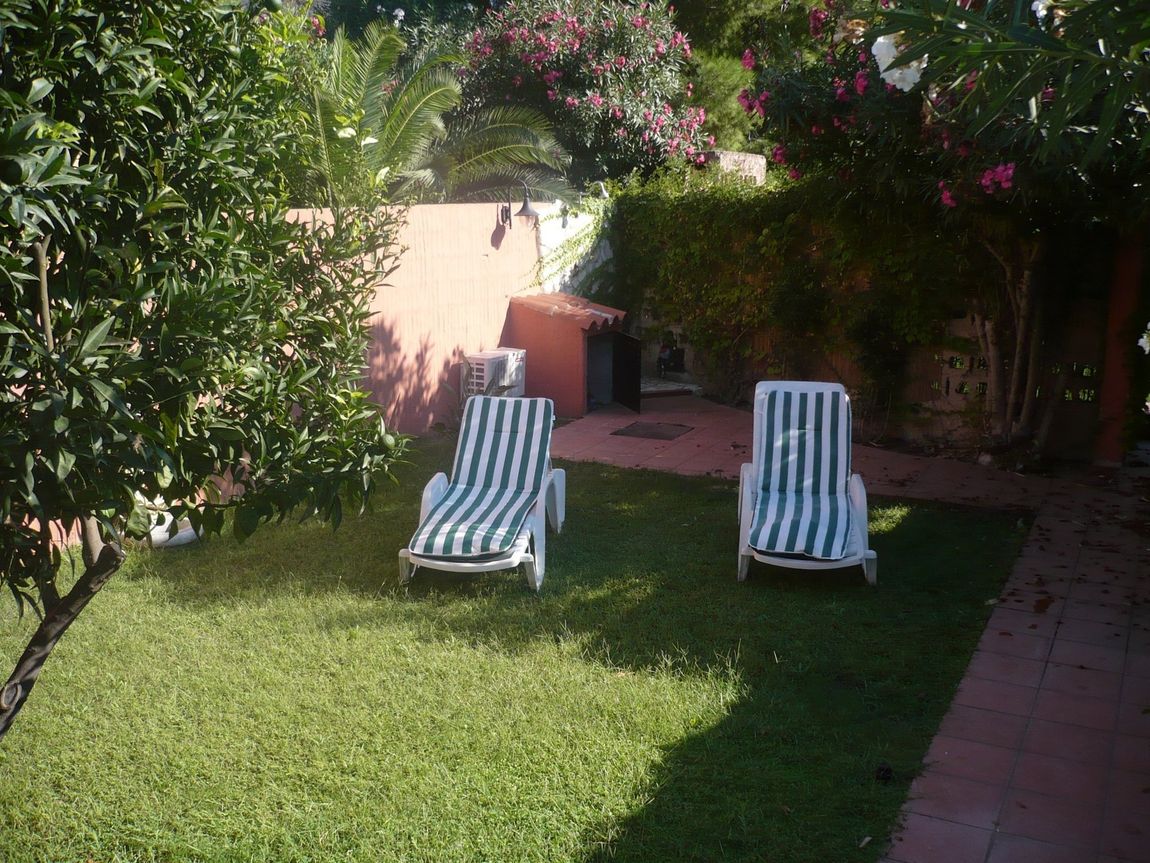lettini con righe verde e bianche in un giardino