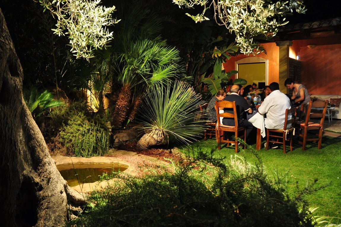 clienti mentre mangiano in una zona aperta