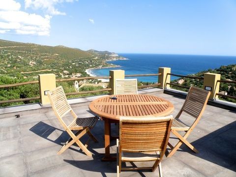 zona aperta di una villa indipendente con tavolo e sedie in legno