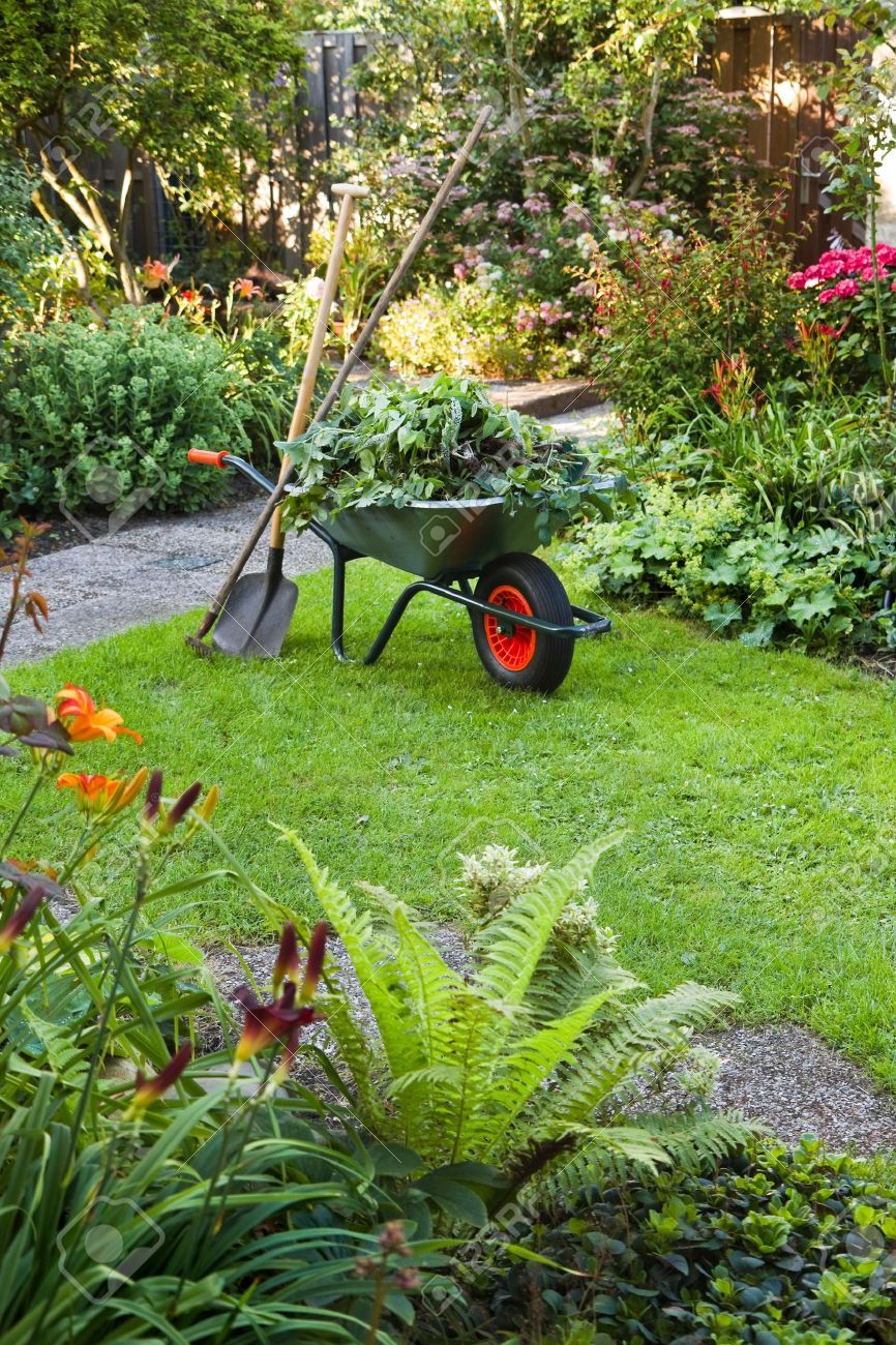 decorazione di un giardino con carrello colore verde