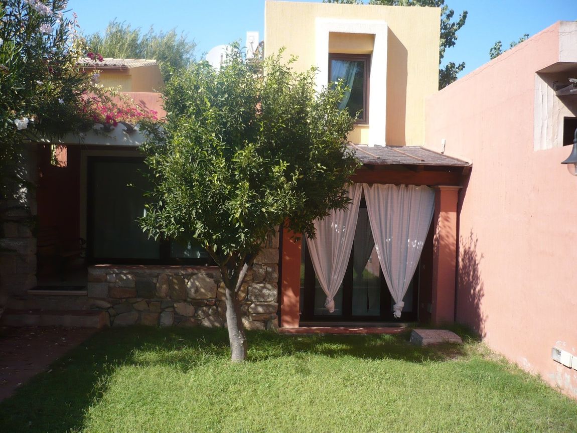 gazebo in giardino con tende