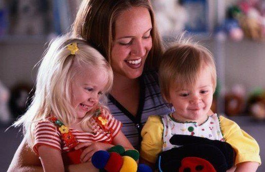 donna bionda sorriso con bambini