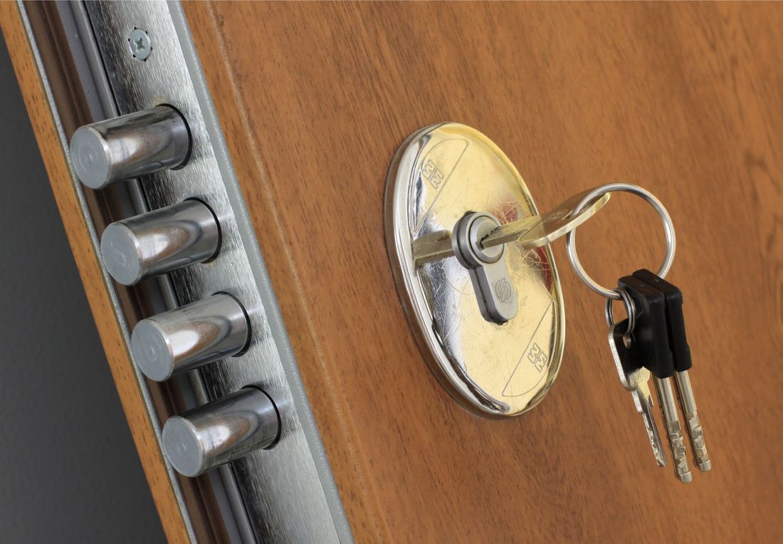 Serratura per porta blindata con una chiave e quattro mandate
