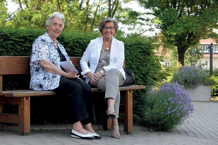 Zwei Damen auf der Bank
