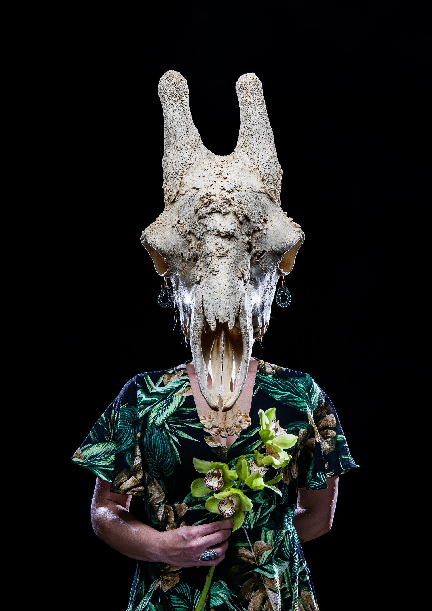 joeart kunst stilleven fotografie art Ms joe giraffe schedel skull orchidee jurk dress vrouw portret