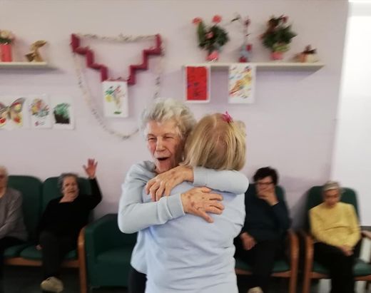 signora anziana ospite del centro mentre riceve la figlia