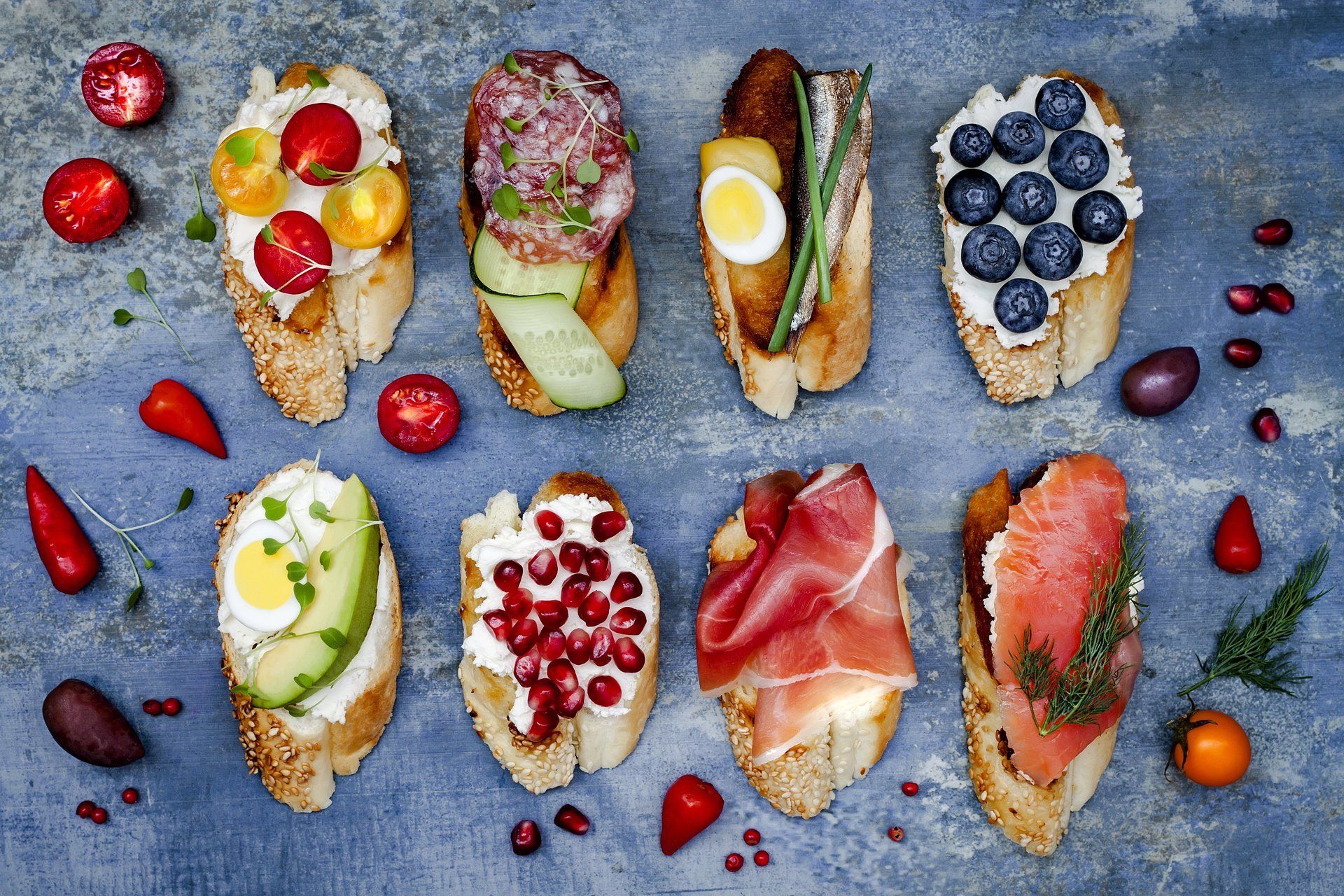 Crudites, egg, meat, fruits