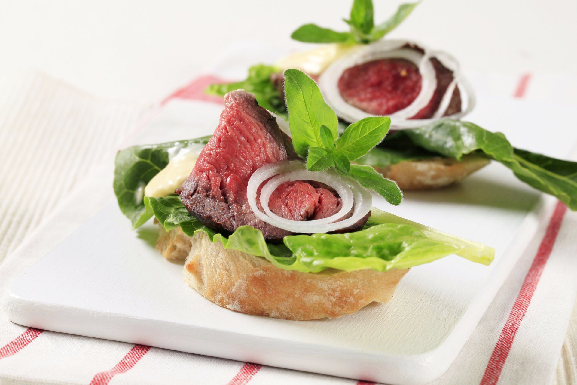 Roasted beef and sundried tomato crostini