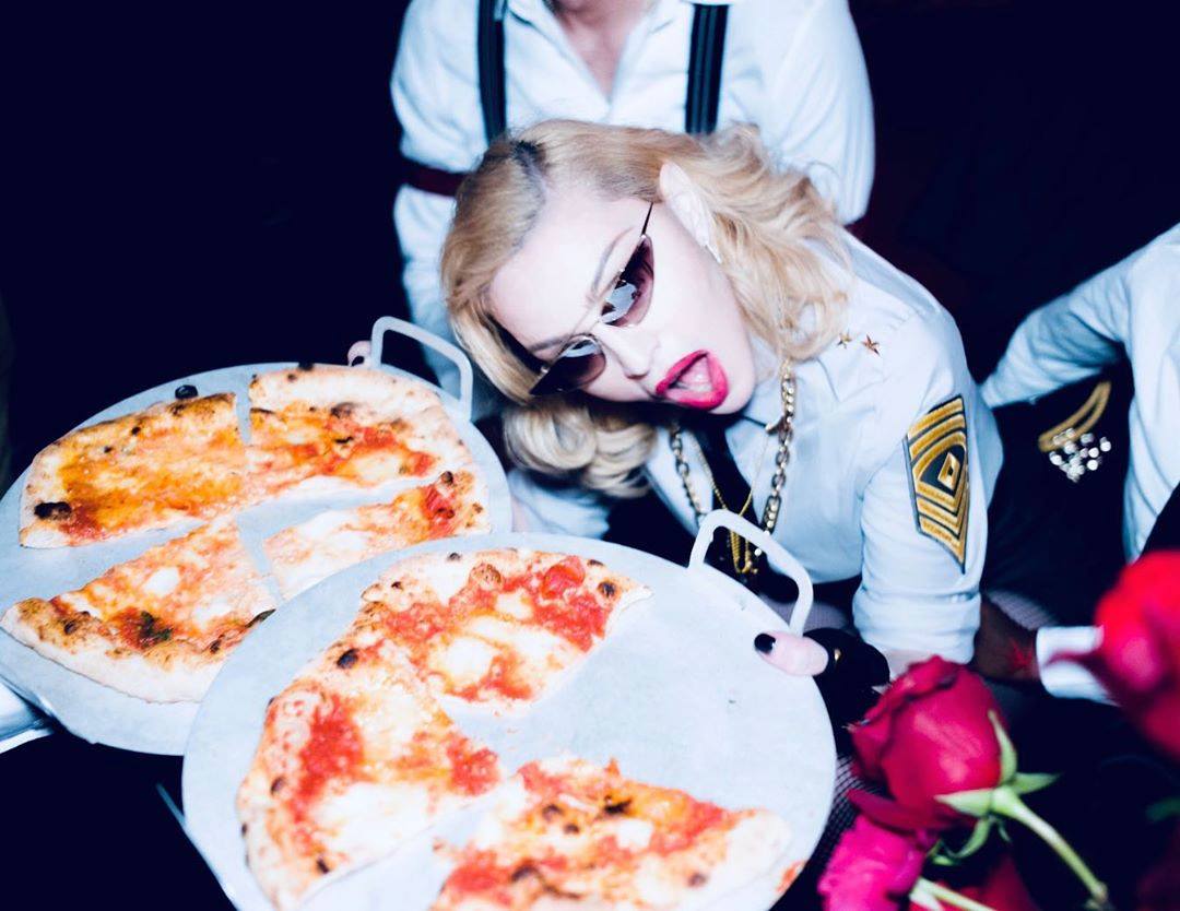 ragazza con occhiali da sole e pizze