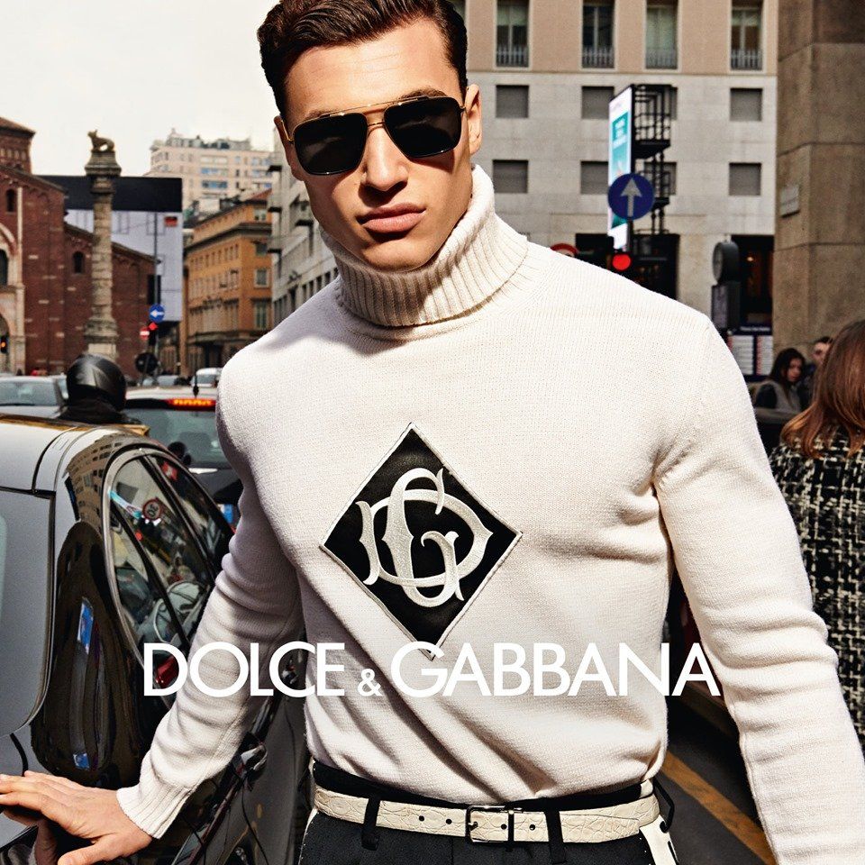 un ragazzo con occhiali da sole alla moda