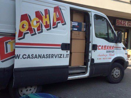 Il furgone con la porta aperta è piena di casse