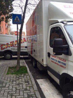 Camionetta della ditta parcheggiata in strada