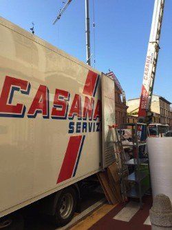 Camion accanto a paniere elevatore realizzando una trasloco Camion accanto a paniere elevatore realizzando una trasloco