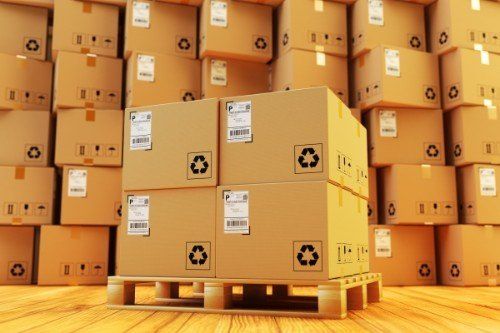 Almacen pieno di casse e casse collocate su un pallet