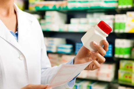 una farmacista con un prodotto medico