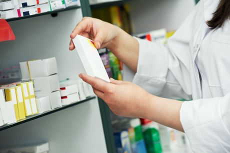 una farmacista mentre sceglie un prodotto