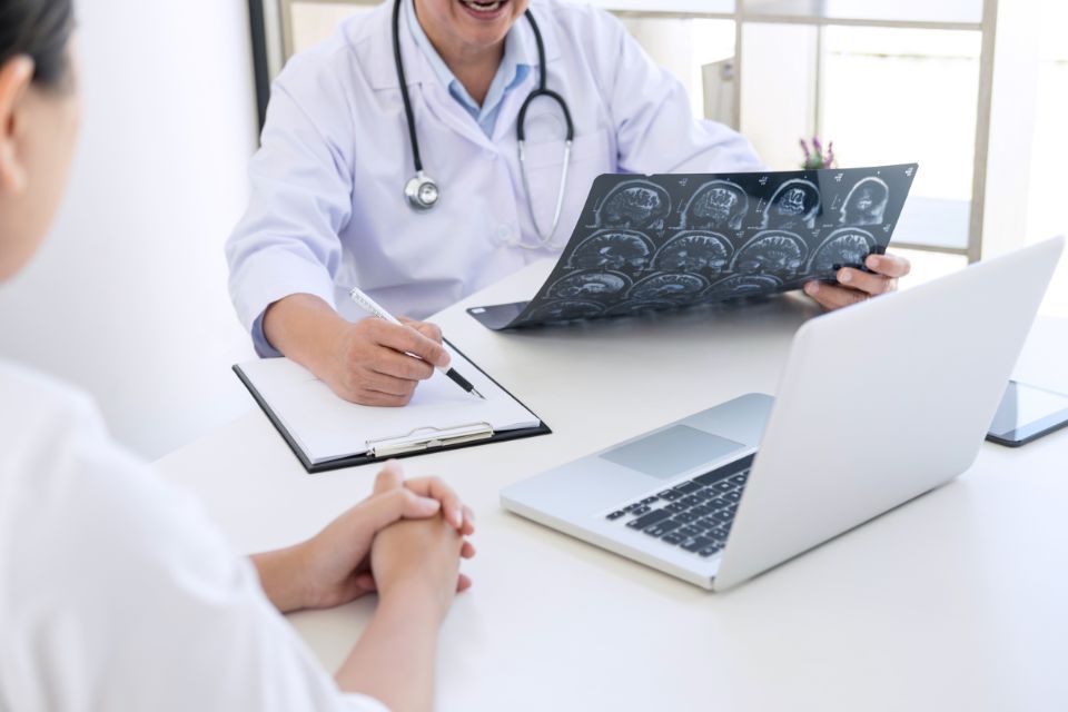 Modellino di cervello con stetoscopio