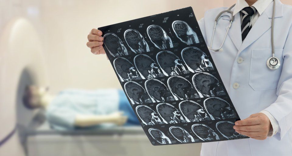 Dottore durante l'analisi di radiografie