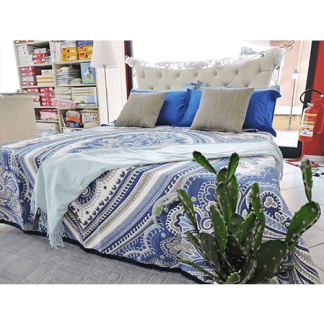 Letto matrimoniale con trapunta e cuscini