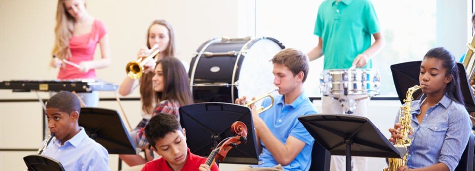 Schulklasse spielt verschiedene Instrumente