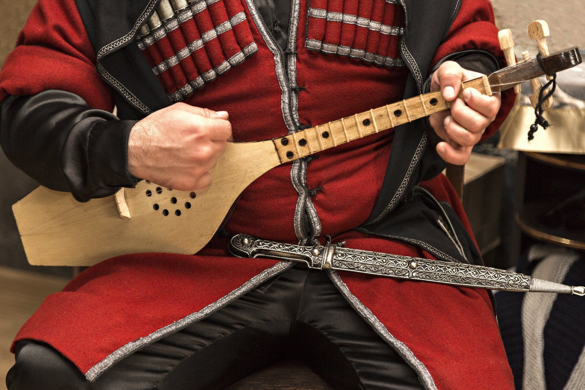 Bauchansicht mittelalterlich gekleideter Mann spielt Instrument