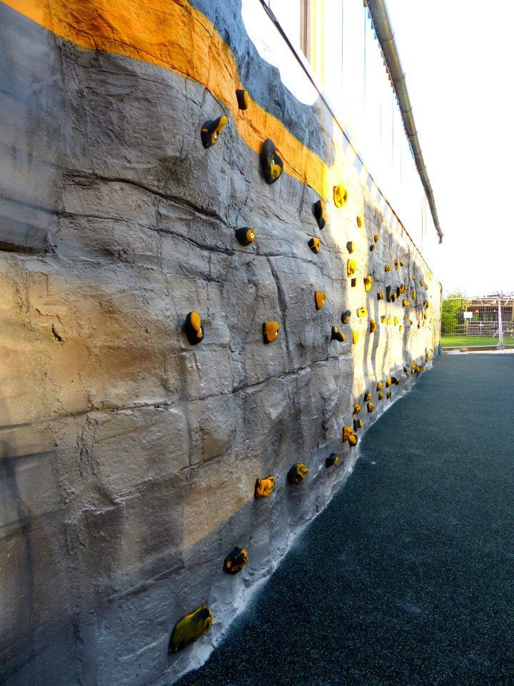 Concrete rockface Traverse wall