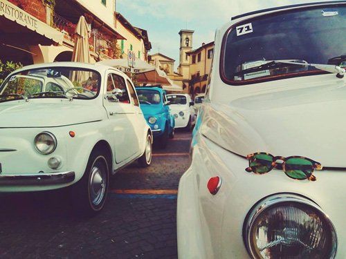 occhiali da sole su una cinquecento