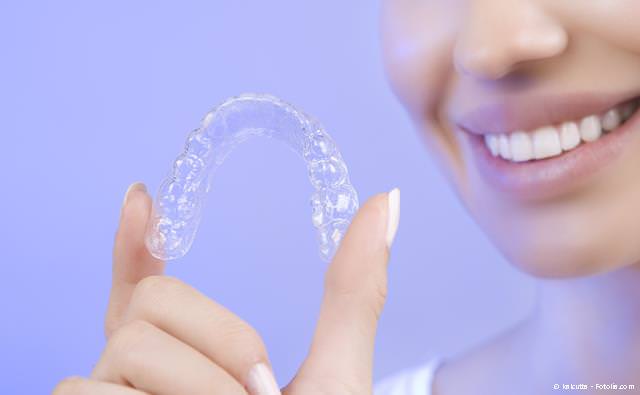 Aligner: Unsichtbare Zahnregulierung mit herausnehmbaren, dünnen und transparenten Folien