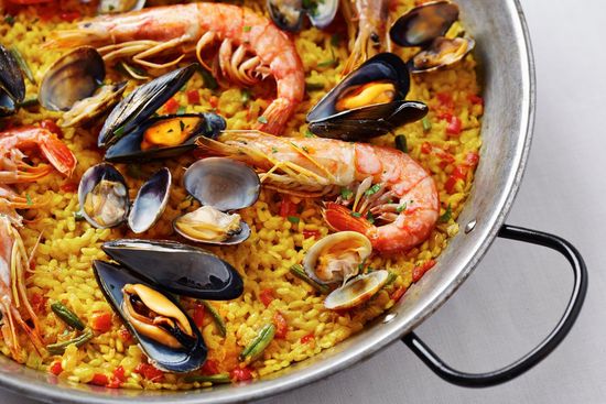 terrazza con tavoli imbanditi alla trattoria Il Torrione