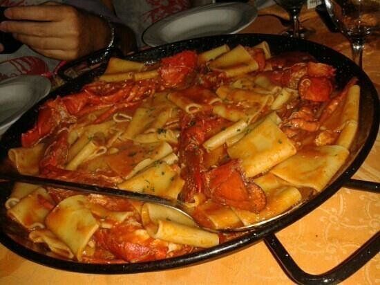 Piatto di paccheri al pomodoro