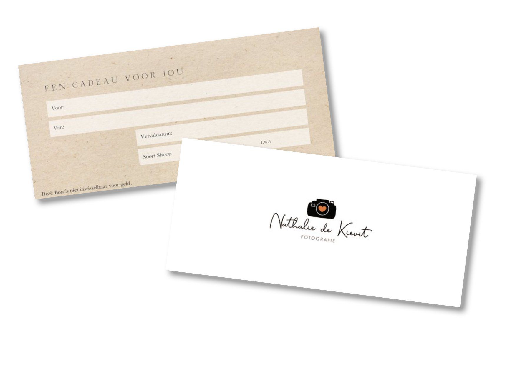 Twee enveloppen: een beige met invulbare lijnen, een witte met logo en bedrijfsnaam.