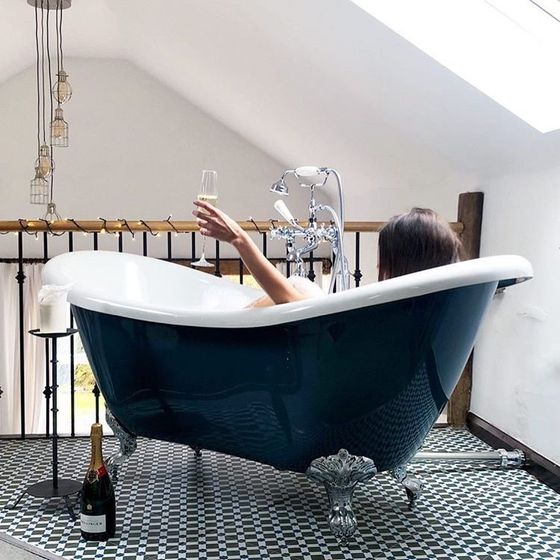 Free standing bath