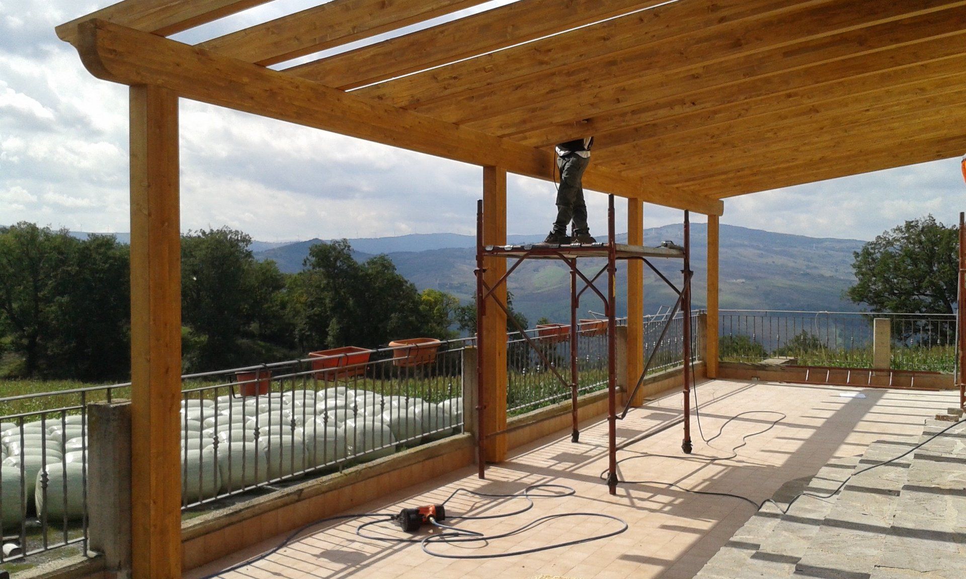 lavorazione tettoia in legno