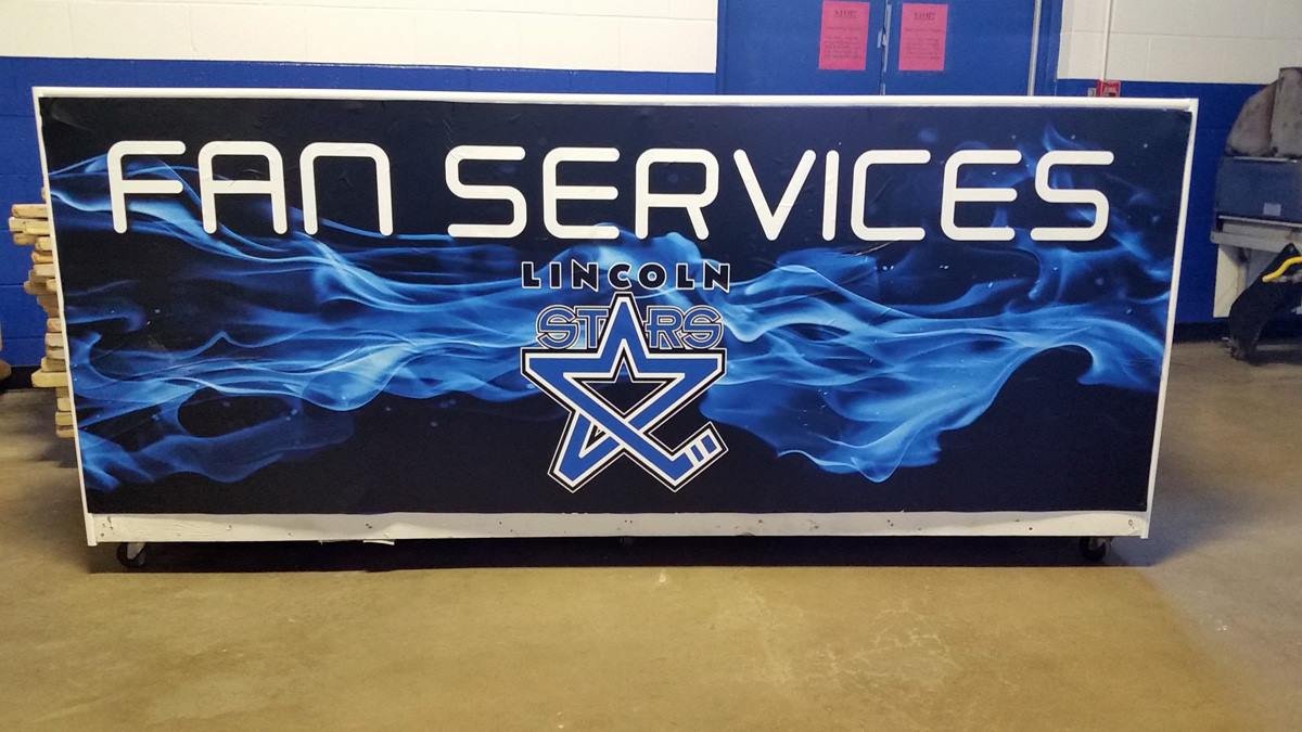 A sign that says fan services on it
