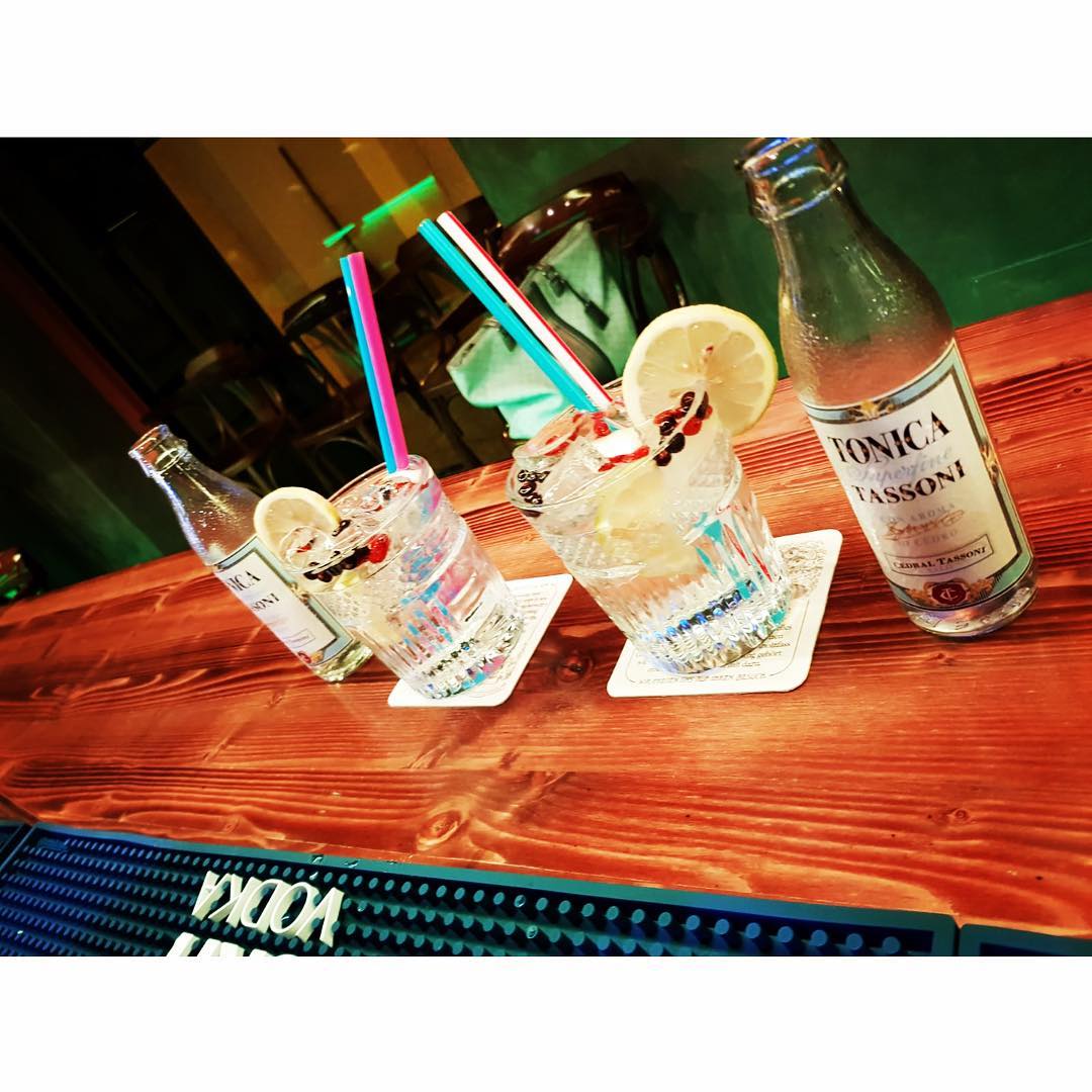 bancone con cocktail