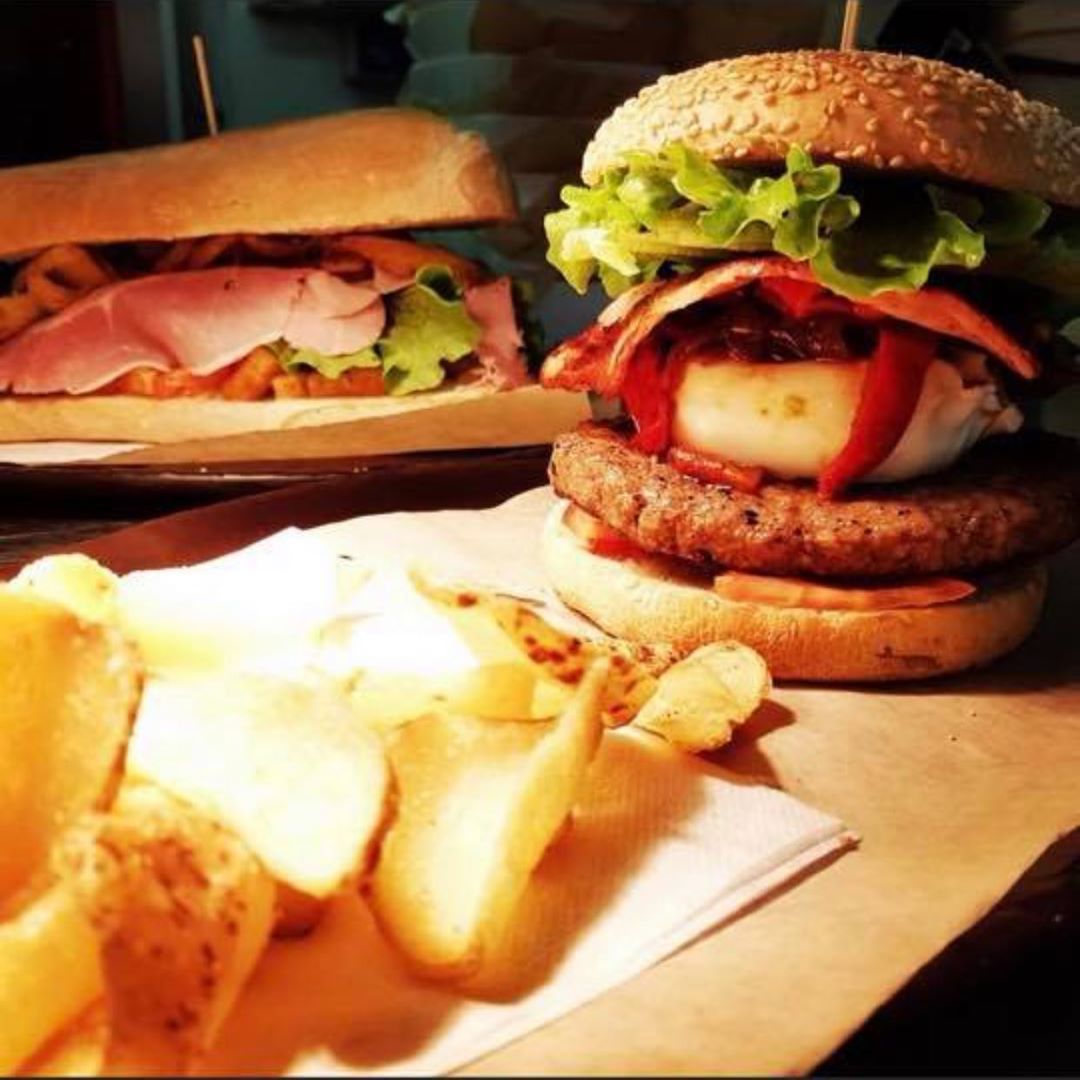 hamburger di carne con chips