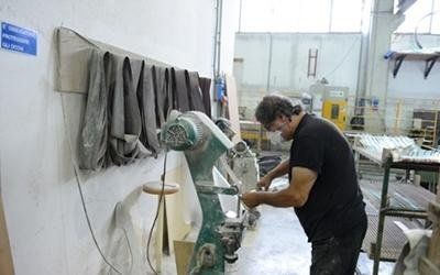 Operaio intento nella lavorazione del vetro