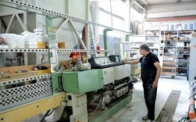 Operaio intento nella sabbiatura del vetro