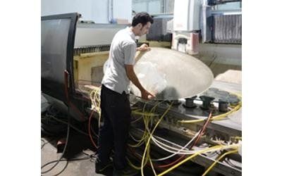 Artigiano intento nella realizzazione di vetro artistico