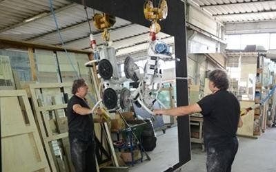 Operai intenti nella lavorazione del vetro su misura