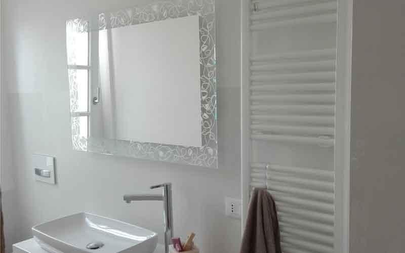 Specchio per bagno con vetro sabbiato