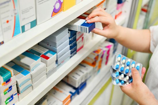 scaffali con articoli farmaceutici